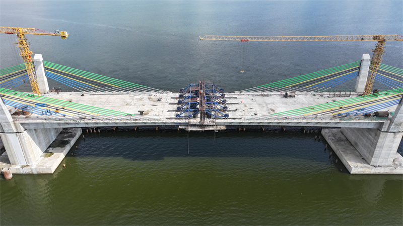 圖為馬古富力大橋合龍現(xiàn)場(chǎng)。中土東非公司供圖