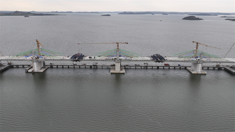 圖為馬古富力大橋合龍現(xiàn)場(chǎng)。中土東非公司供圖