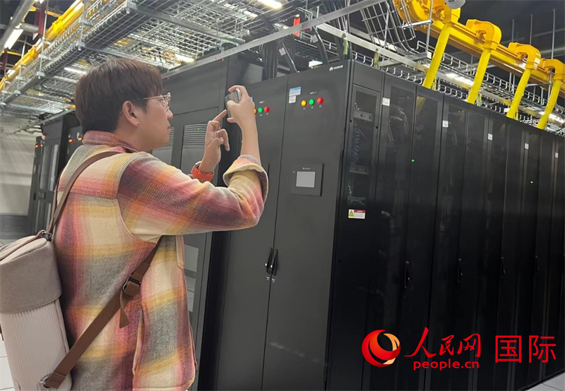 韓國博主樸大一參觀中國移動新疆云計算和大數(shù)據(jù)中心機(jī)房。人民網(wǎng)記者曾書柔攝