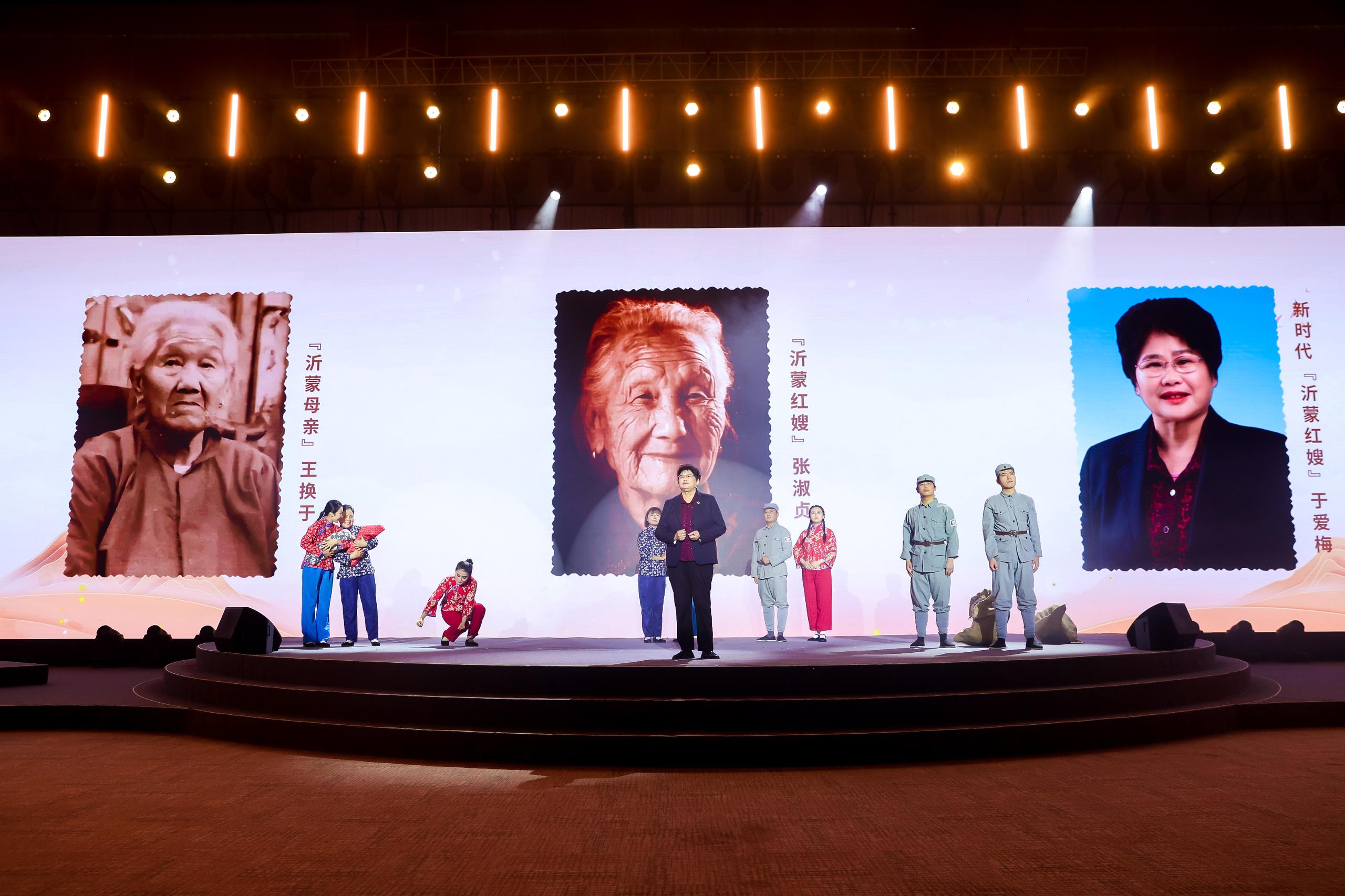 “何以中國·弦歌不輟”網(wǎng)絡(luò)主題活動現(xiàn)場，于愛梅講述“沂蒙紅嫂”的故事。人民視頻供圖。