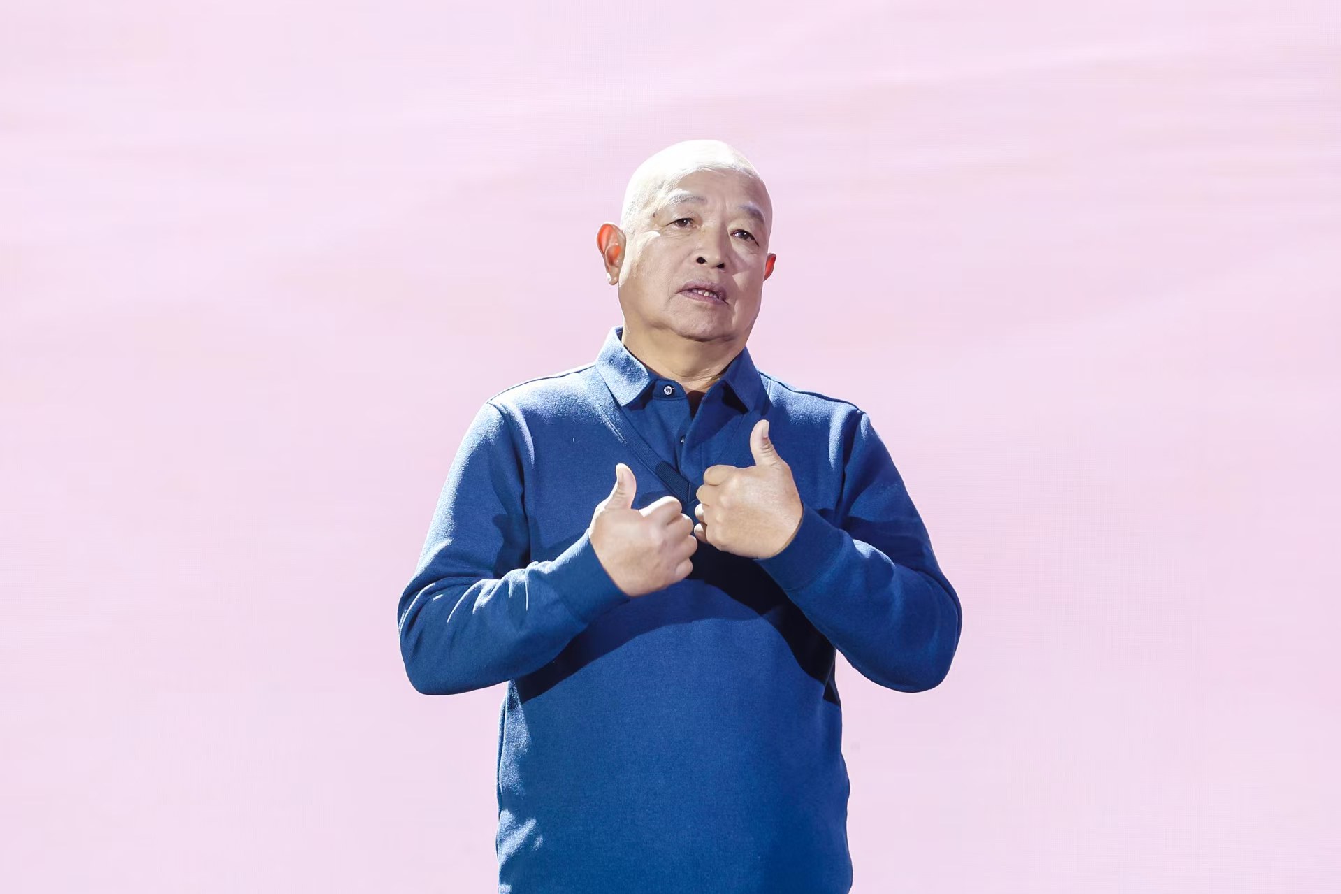 “山東好人”、煙臺(tái)市無(wú)聲洗車場(chǎng)經(jīng)理柳興濤。人民視頻供圖。