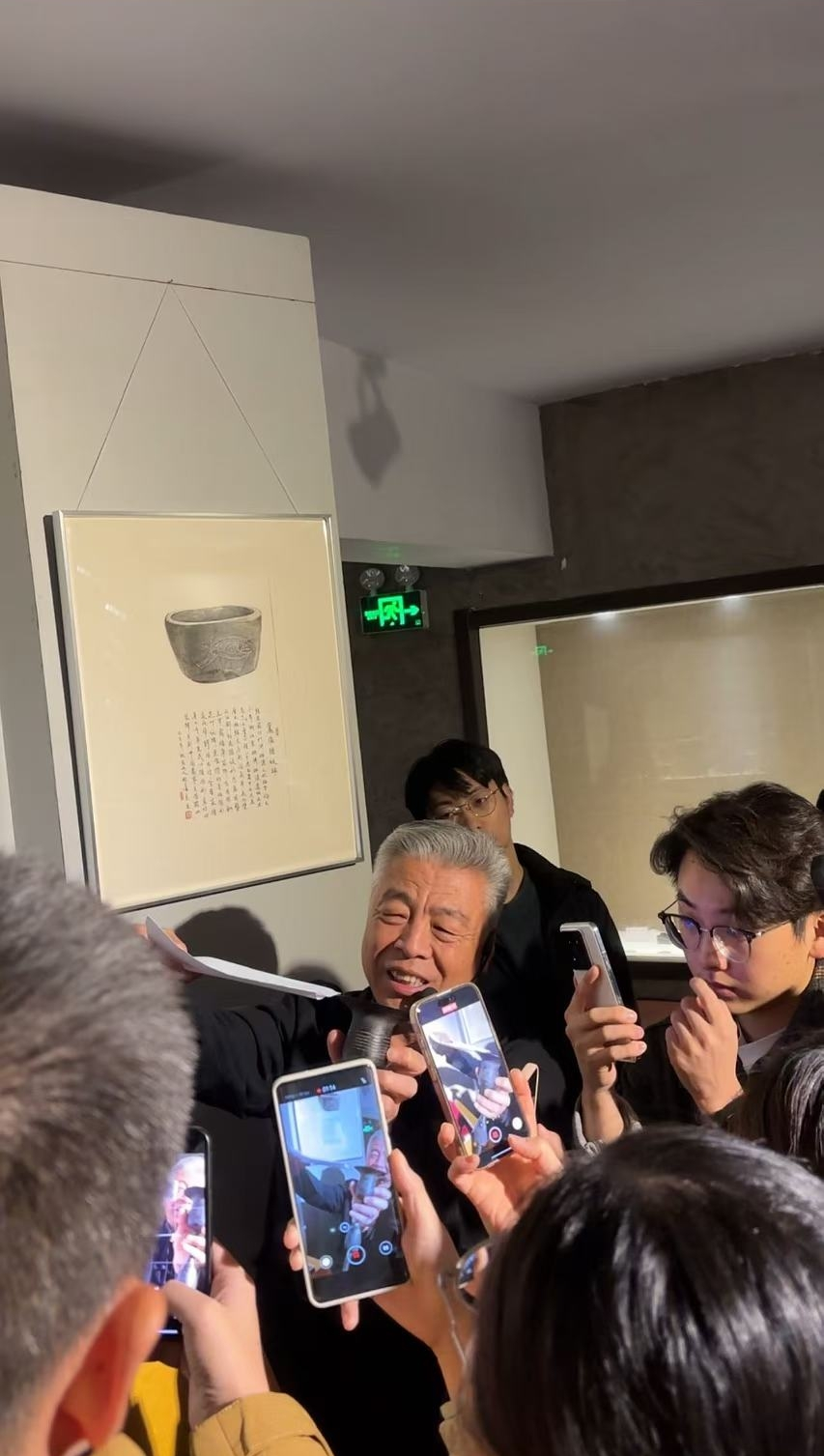 黑陶邢文化博物館館長(zhǎng)邢葆東展示兩張相疊的A4紙，向記者解釋此為杯口的厚度。