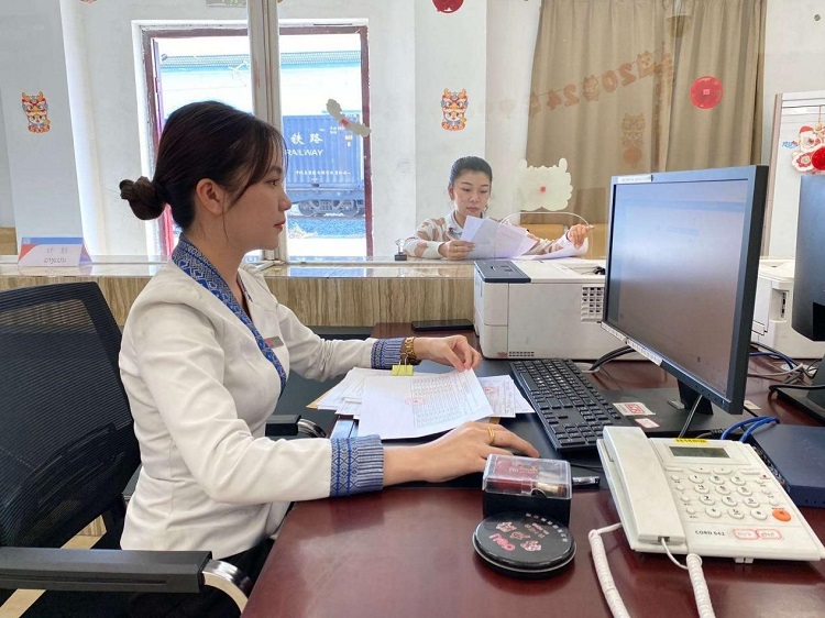 春節(jié)期間，中老鐵路員工堅守崗位，保障鐵路運行安全、暢通。李加勇攝