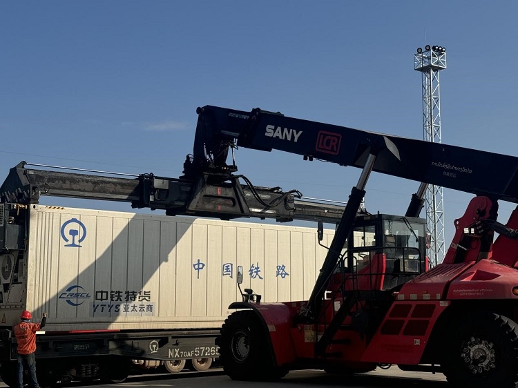 春節(jié)期間，起重機(jī)吊裝即將發(fā)運的冷鏈集裝箱。李加勇攝