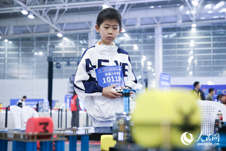 參加2025數(shù)字中國創(chuàng)新大賽青少年AI機(jī)器人賽道決賽的小選手。人民網(wǎng)記者 焦艷攝