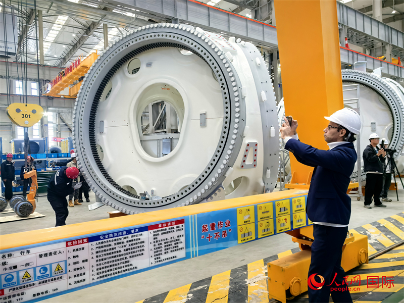 外媒記者參觀位于烏蘭察布察哈爾高新技術開發(fā)區(qū)的運達風電裝備制造廠房。人民網(wǎng) 楊春燕攝