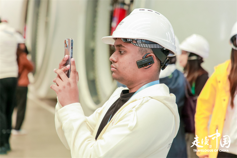 斐濟廣播公司記者尼基爾·庫馬爾（Nikhil Kumar）參觀運達風電裝備制造廠房。環(huán)球網(wǎng)供圖