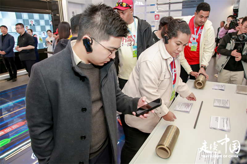 菲律賓《商業(yè)鏡報》蔡辰威（左）在烏蘭察布察哈爾高新技術開發(fā)區(qū)聽取講解。環(huán)球網(wǎng)供圖