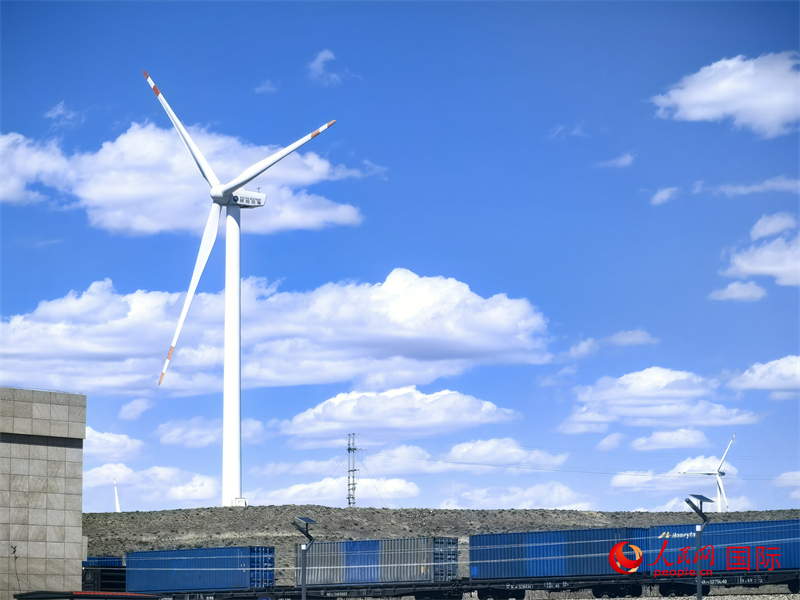 烏蘭察布烏蘭哈達火山附近的風力渦輪發(fā)電機。人民網(wǎng) 楊春燕攝