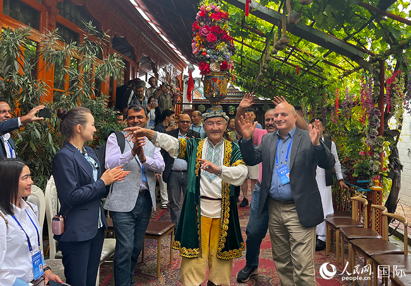 5月24日，外國媒體人在伊寧市喀贊其民俗旅游區(qū)參觀體驗。 人民網(wǎng)記者 翟轉(zhuǎn)麗攝