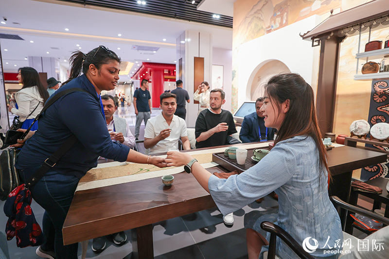 5月25日，外國媒體人在霍爾果斯國際邊境合作中心中國文化館參觀。人民網(wǎng)記者 張武軍攝