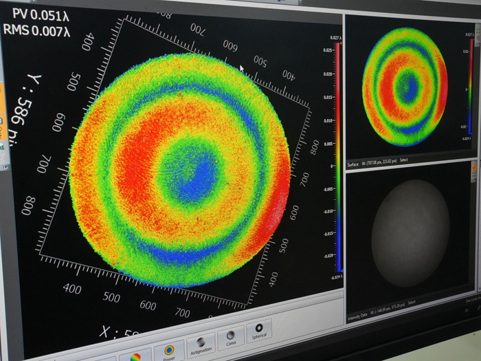 屏幕上清晰顯示著光學(xué)元器件的打磨程度。人民網(wǎng)記者 李洋攝