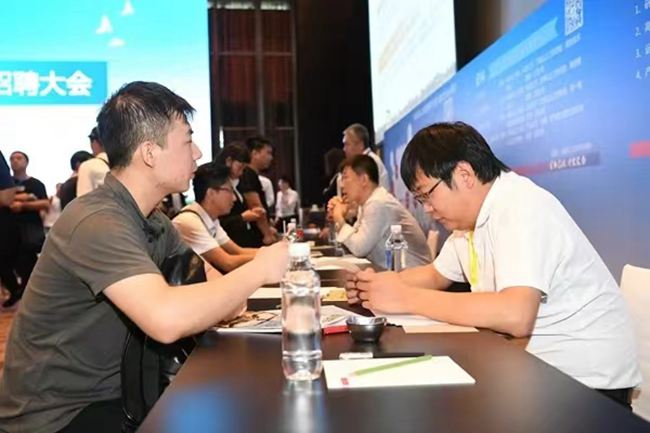 光電產(chǎn)業(yè)人才招聘會(huì)。人民網(wǎng)記者 李洋攝