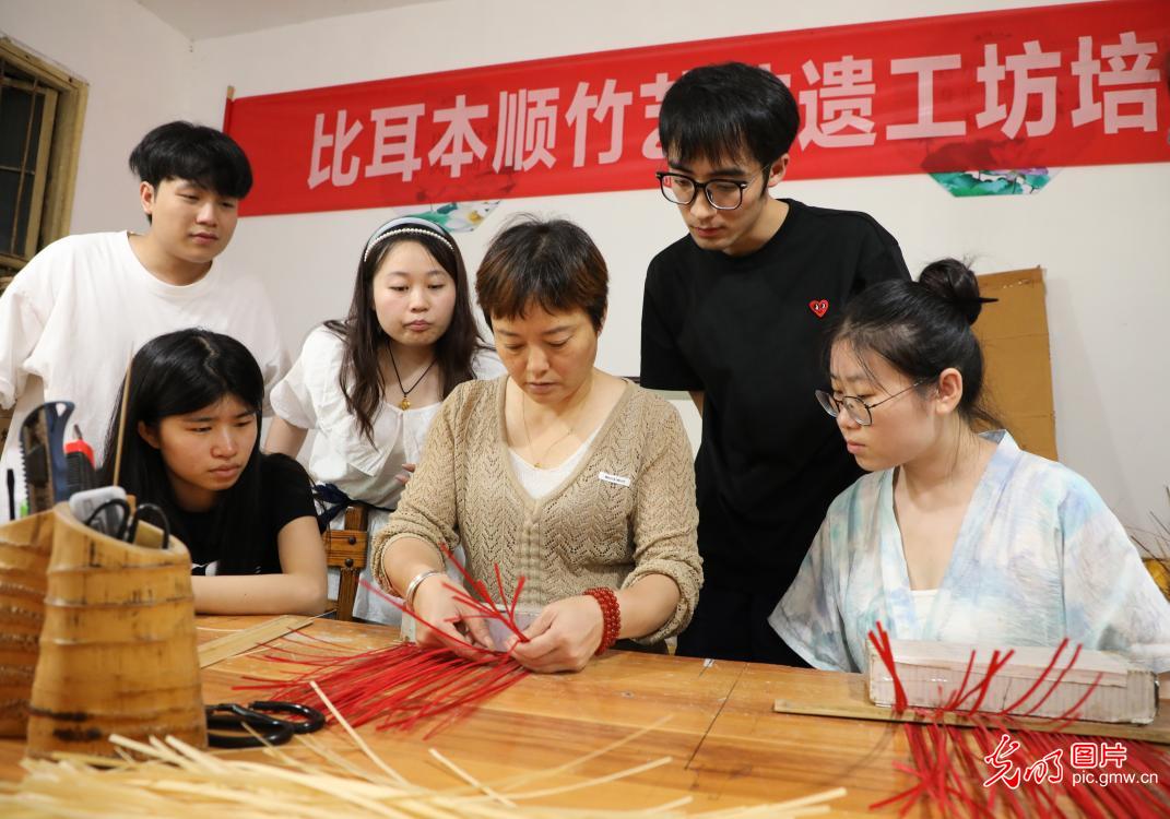 直播助農(nóng)、健康義診、扮靚街巷……青年學子暑期返鄉(xiāng)服務桑梓