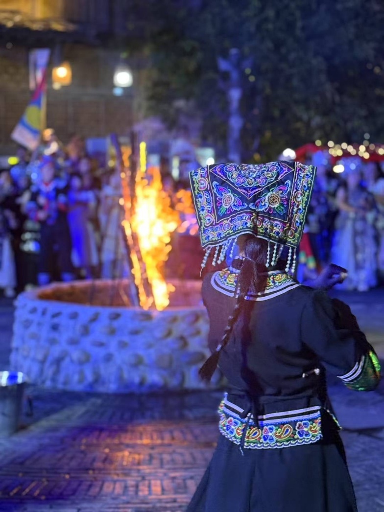 2025年7月，貴州烏江寨“萬人打跳夜”現(xiàn)場。受訪者供圖