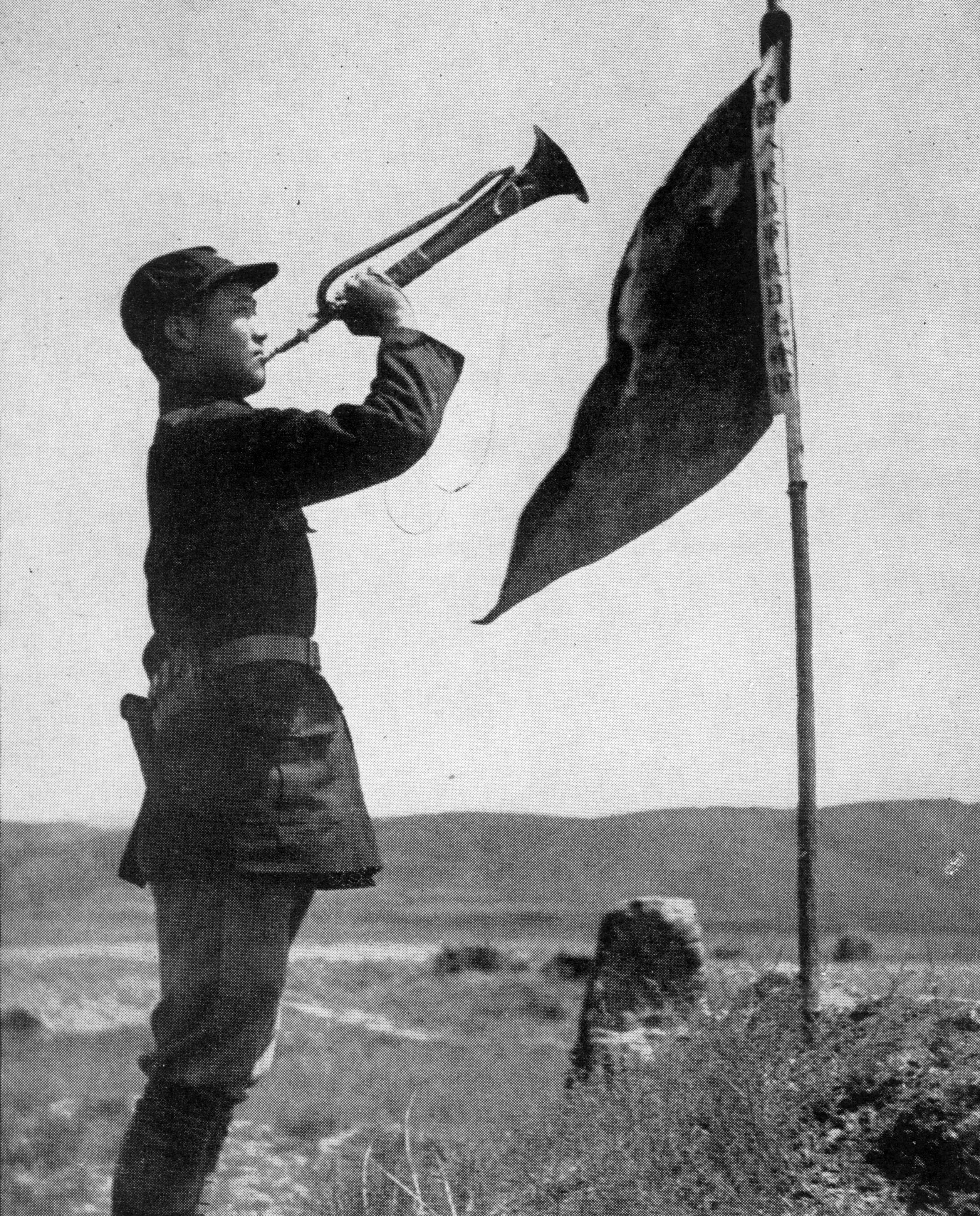 斯諾在預(yù)旺堡拍攝的紅軍司號員，他身邊的旗子上寫著“中國人民紅軍抗日先鋒隊(duì)”。