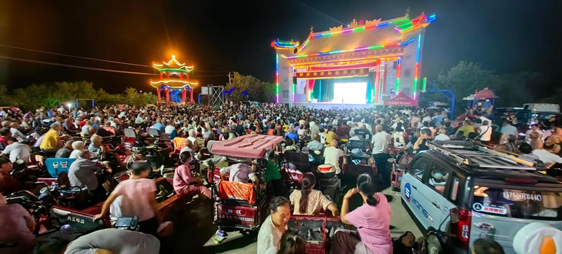 “戲曲進(jìn)鄉(xiāng)村”在吉安城村演出。姚二曼攝