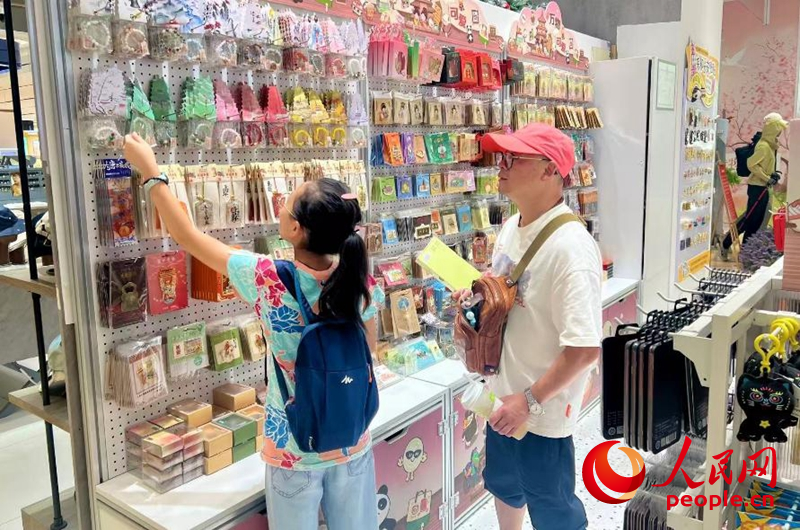游客在文創(chuàng)店挑選商品。人民網(wǎng)記者 鄒星攝