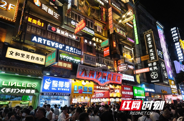 “五一”假期五一商圈客流激增，網(wǎng)紅長沙再現(xiàn)頂流效應(yīng)。.jpg