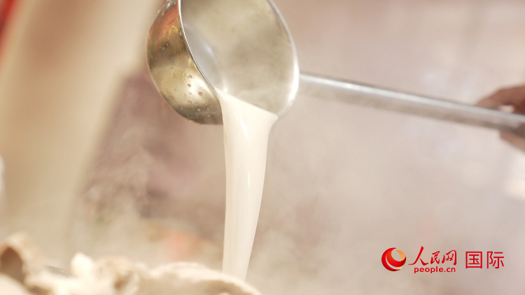 熬制中的徐州羊湯。人民網(wǎng)記者 蘇纓翔攝