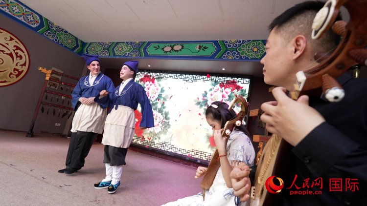 人民網(wǎng)外籍專家湖長(zhǎng)明體驗(yàn)柳琴戲。人民網(wǎng)記者 蘇纓翔攝