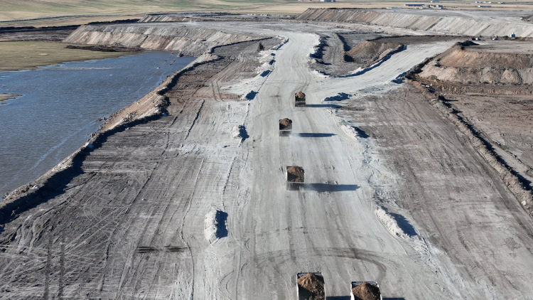 徐工無(wú)人電動(dòng)礦卡行駛在內(nèi)蒙古華能伊敏露天礦區(qū)。受訪對(duì)象供圖