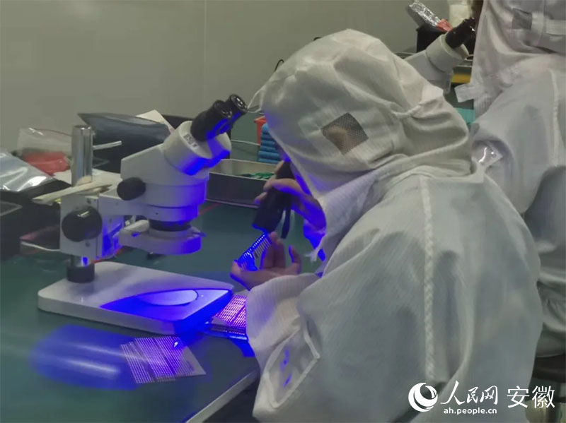 金張科技帶動下，超100家功能膜新材料企業(yè)在太湖縣集聚。人民網(wǎng)記者 胡雨松攝