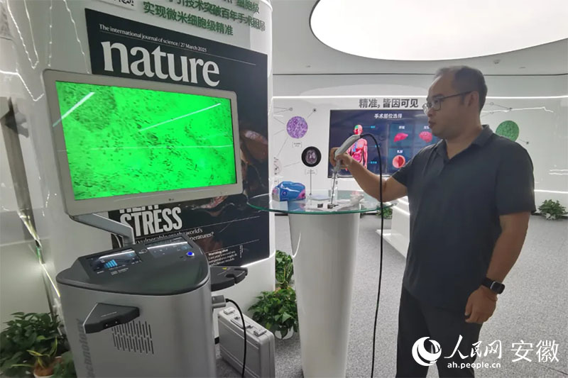 陳廷嘉演示“安刀”使用方法。人民網(wǎng)記者 胡雨松攝