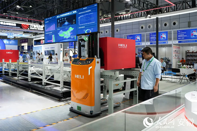 2024世界制造業(yè)大會上，合力將智能數(shù)據(jù)工廠系統(tǒng)帶進展會。人民網(wǎng)記者 王銳攝