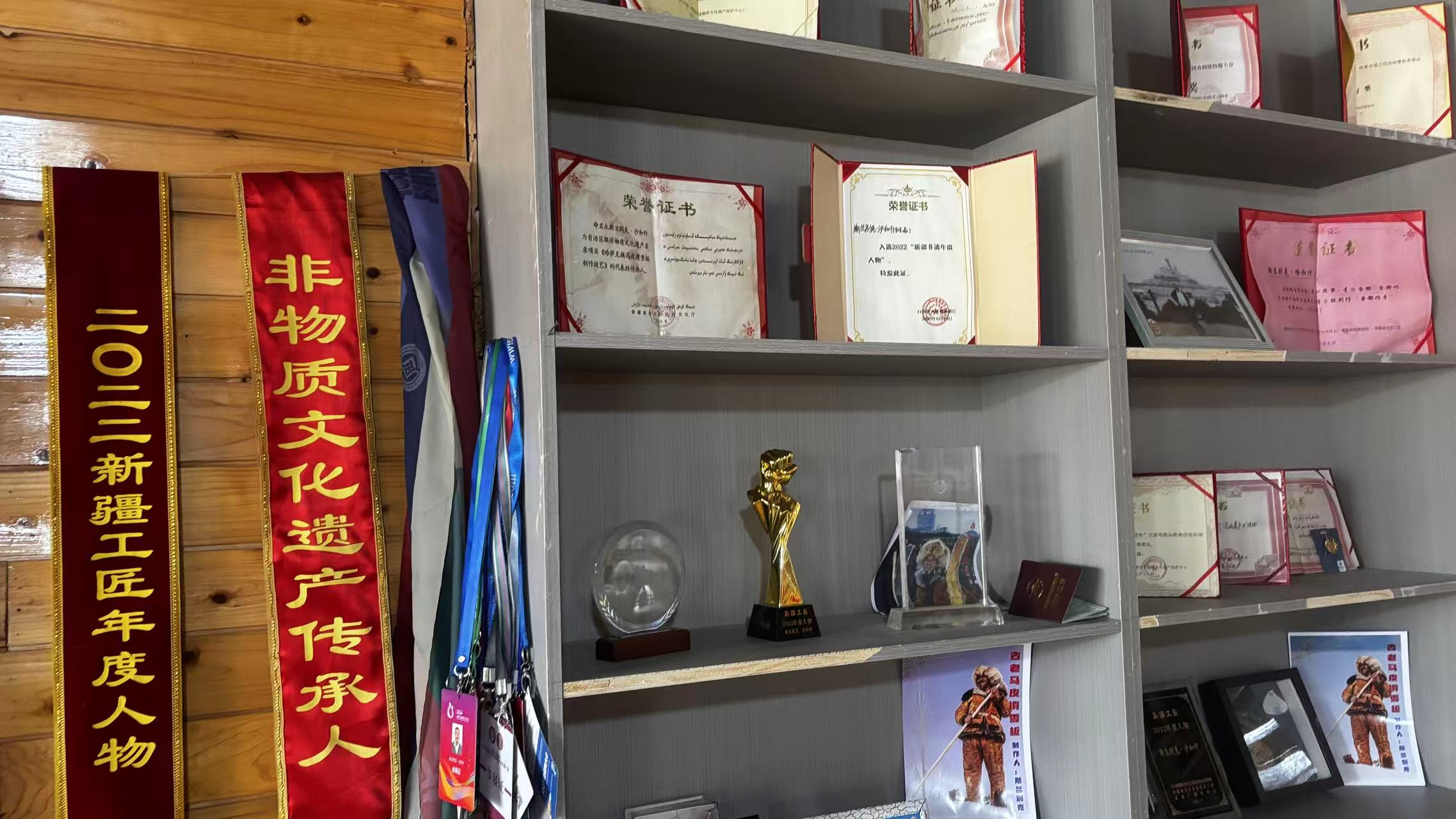 農(nóng)牧民古老毛皮滑雪板制作培訓(xùn)基地榮譽墻一角。