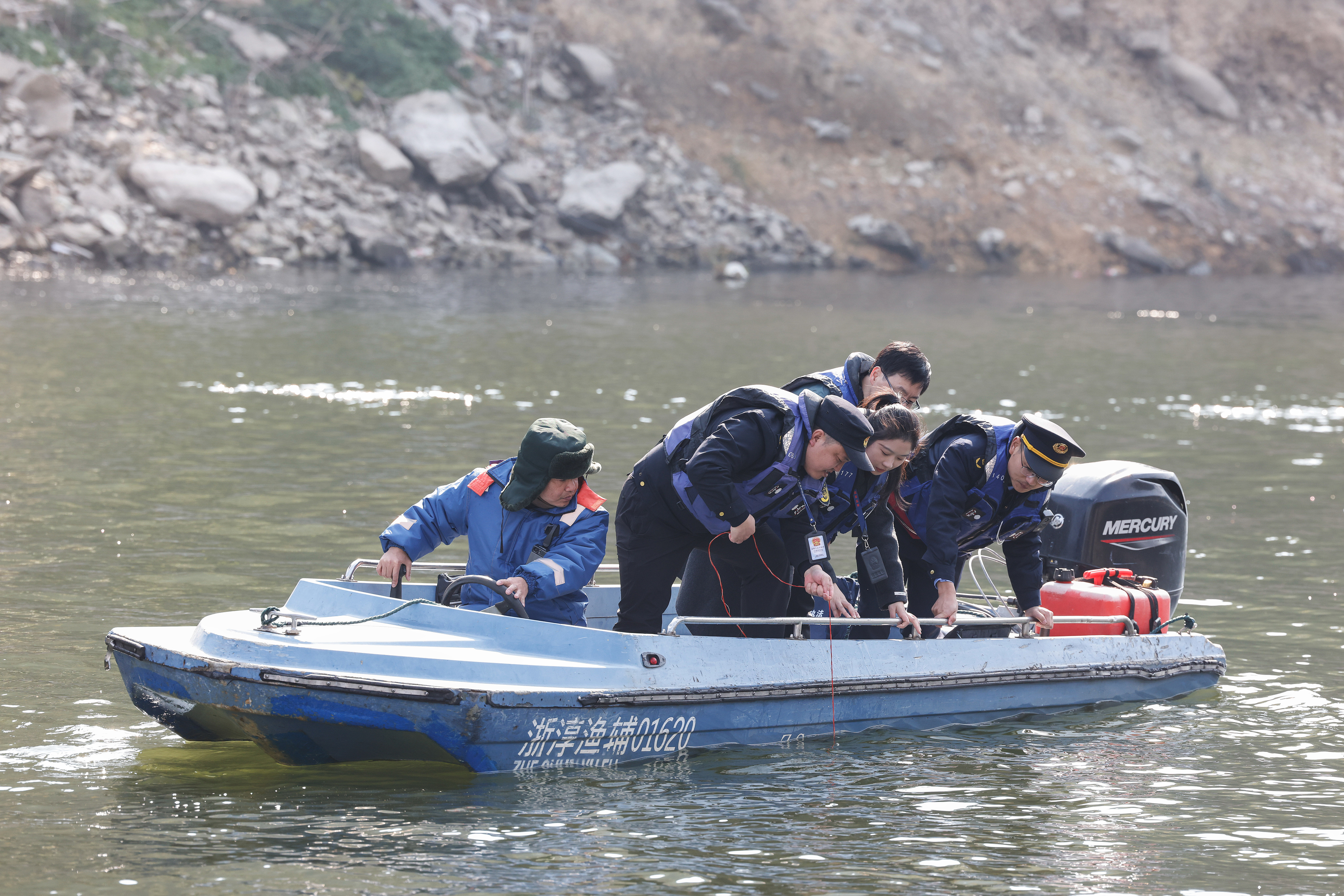 2025年12月4日，浙江杭州淳安縣與安徽黃山歙縣紀(jì)檢監(jiān)察干部及綜合行政執(zhí)法人員對(duì)浙皖交界的新安江鳩坑口水域進(jìn)行常態(tài)化巡河，共同保護(hù)漁業(yè)資源和水域生態(tài)環(huán)境。