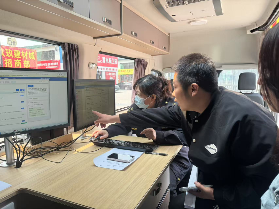 沈陽市大東區(qū)市場監(jiān)督管理局將政務(wù)服務(wù)窗口“搬”到商戶“家門口”，現(xiàn)場為經(jīng)營主體集中辦理并頒發(fā)營業(yè)執(zhí)照。沈陽市營商局供圖