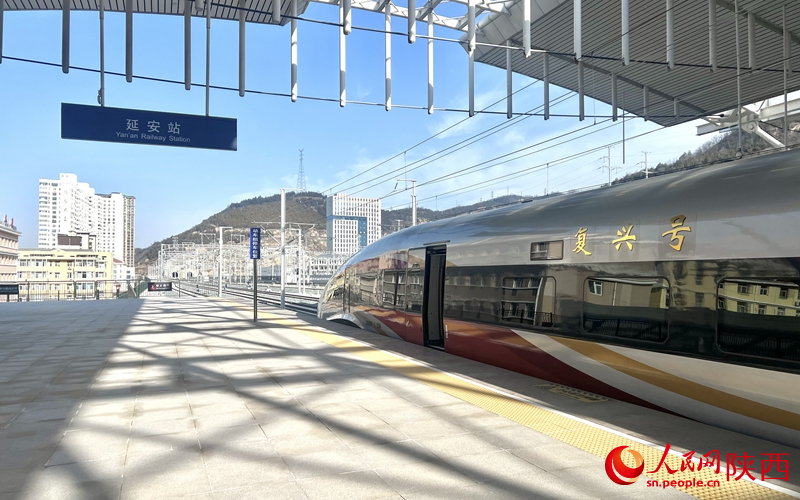 2025年12月26日，C9312次復(fù)興號列車抵達延安站。人民網(wǎng)記者 鄧楠攝