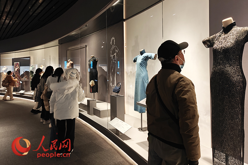 觀眾在上海博物館參觀展覽。人民網(wǎng)記者 韋衍行攝