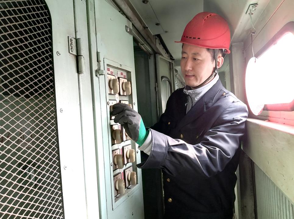 韓文盛認真檢查低壓柜。