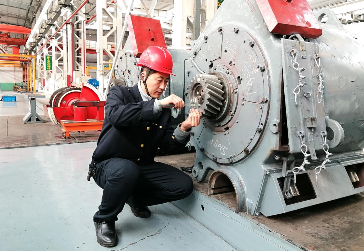 韓文盛用深度尺測量牽引電機主動齒輪裝入量。