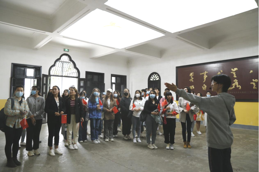 2021年5月20日，在喜迎中國共產(chǎn)黨建黨100周年之際，我校開展了少數(shù)民族學生“學黨史、感恩黨、跟黨走”紅色研學活動。