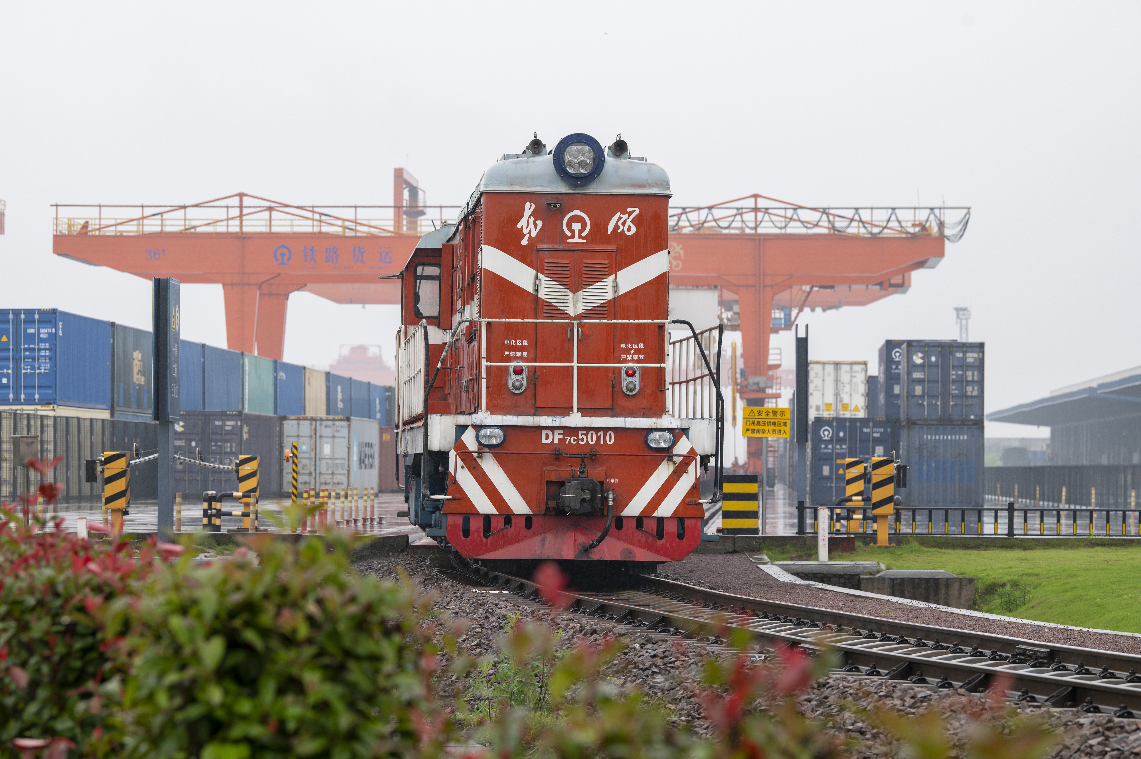 2024年5月5日，“五一”假期最后一天。在浙江省金華市金東區(qū)鐵路金華南站，一列滿載110標箱的中歐班列緩緩啟程駛往匈牙利。