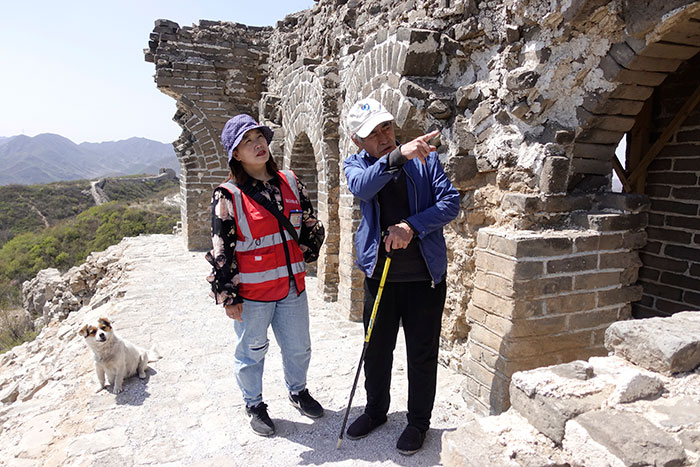 在明長(zhǎng)城遺址上，梅景田給外甥女劉紅巖講述長(zhǎng)城故事。