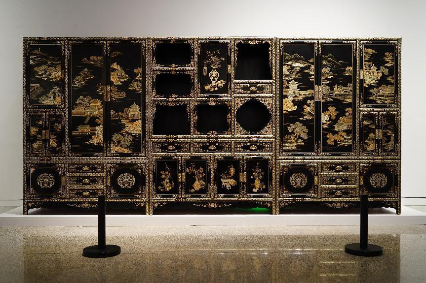 2023年7月9日，北京，中國工藝美術(shù)館·中國非物質(zhì)文化遺產(chǎn)館，“山西特色專業(yè)鎮(zhèn)平遙非遺雙寶中華行”展覽展出的推光漆器作品。