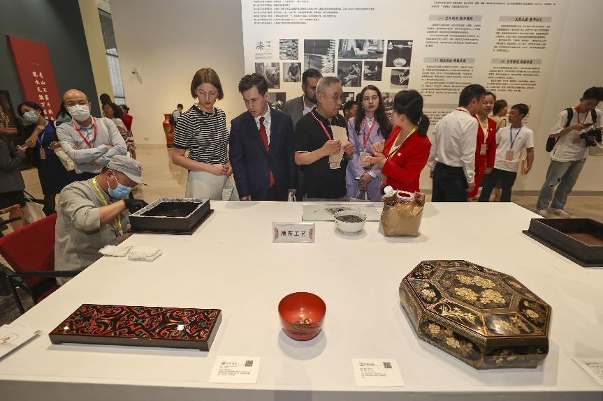 2023年5月28日，北京，推光漆器匠人為駐華使節(jié)展示技藝。