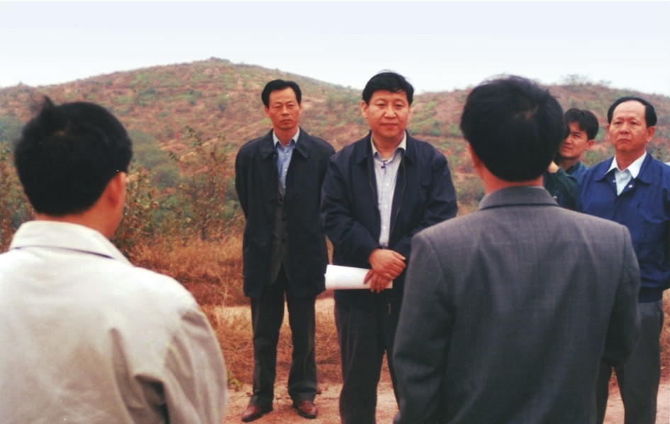 1999年11月，習(xí)近平在龍巖市長汀縣河田水土流失治理區(qū)調(diào)研。圖源：《習(xí)近平在福建（下）》