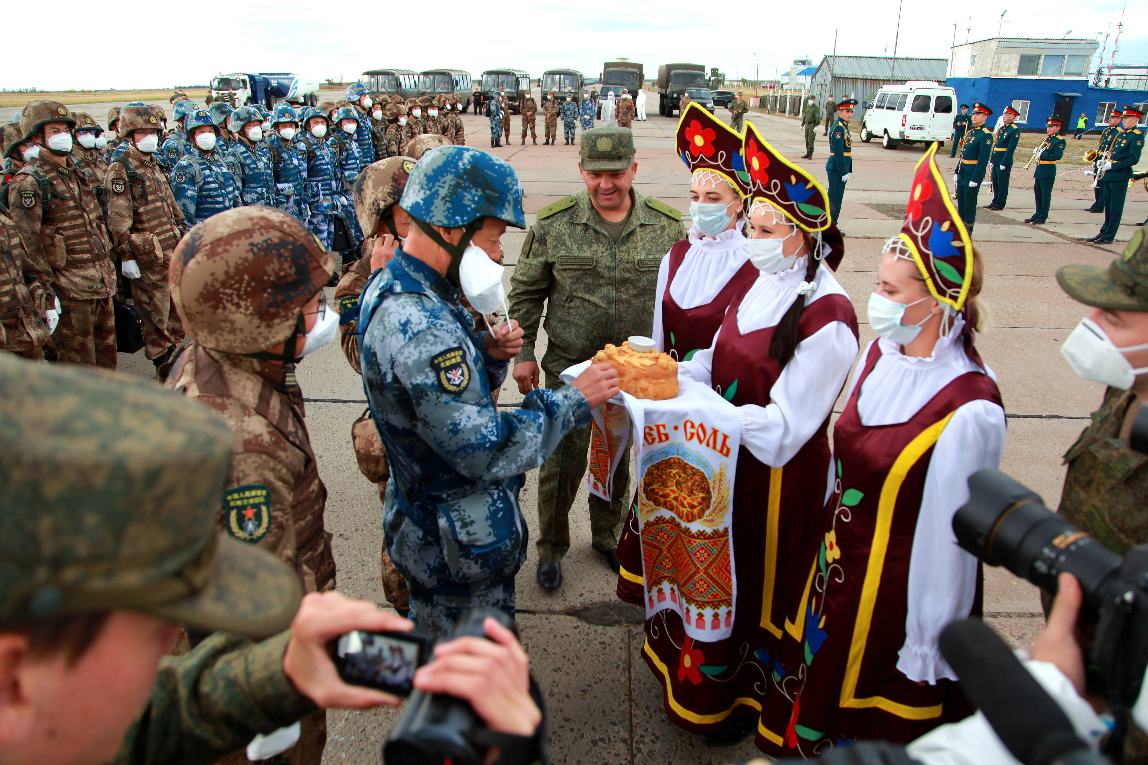 當(dāng)?shù)貢r(shí)間2021年9月10日，跨境參加“和平使命-2021”上海合作組織成員國聯(lián)合反恐軍演的中方部隊(duì)導(dǎo)演部抵達(dá)俄羅斯奧倫堡“東古茲”靶場演習(xí)地域。圖為俄方人員為中方人員舉行歡迎儀式。