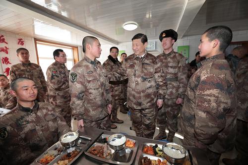 2014年1月26日中午，習(xí)近平來到連隊(duì)食堂，同戰(zhàn)士們一起用餐。新華社記者 李剛 攝