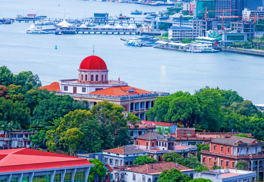 鼓浪嶼素有“萬(wàn)國(guó)建筑博物館”的美譽(yù)，八卦樓作為全國(guó)重點(diǎn)文物保護(hù)單位，是鼓浪嶼世界文化遺產(chǎn)核心要素之一。楊勁堅(jiān) 攝