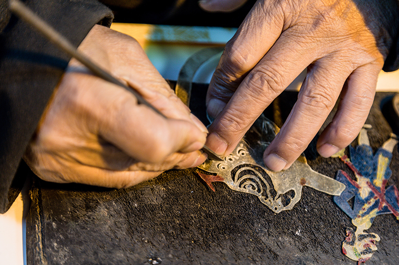 皮影非遺傳承人正在制作皮影。
