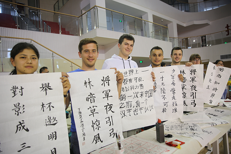 2017年6月5日，來自青島大學和中國石油大學（華東）的外國留學生在展示剛剛現場完成的書法作品。