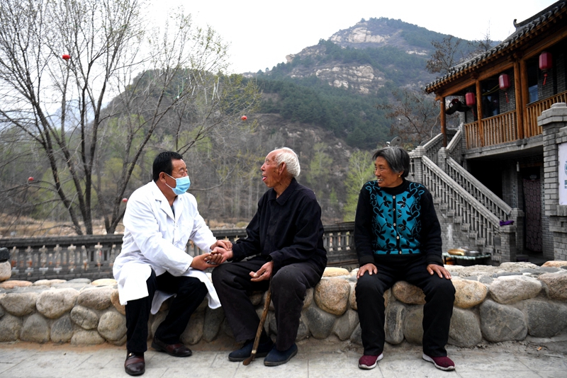 2020年4月15日，在河北阜平縣龍泉關(guān)鎮(zhèn)駱駝灣村，村醫(yī)霍建國(guó)為村民把脈。