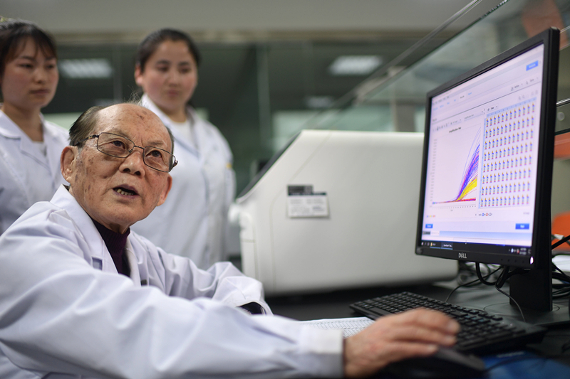 2021年6月17日，吳天一（前）在青海西寧的實(shí)驗(yàn)室內(nèi)和學(xué)生討論。