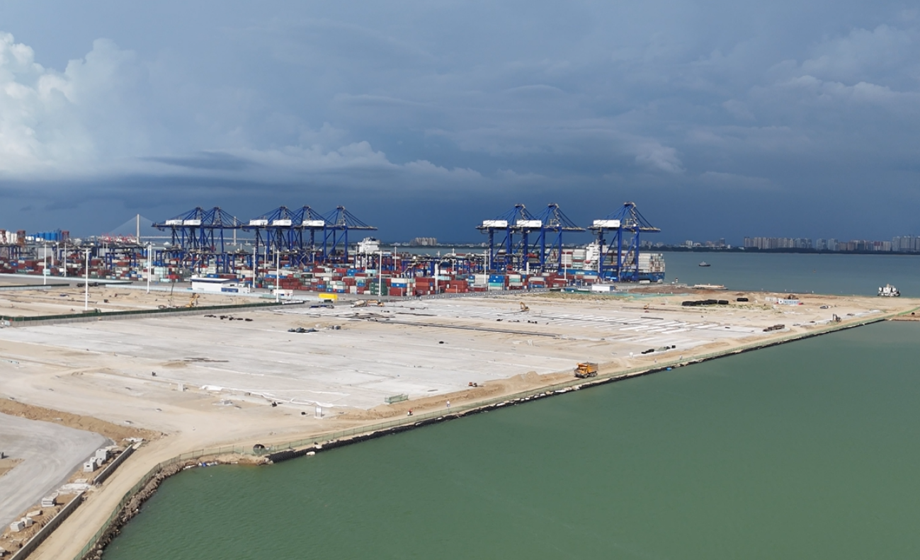 海南洋浦區(qū)域國際集裝箱樞紐港擴(kuò)建工程項目現(xiàn)場。人民網(wǎng)記者 牛良玉攝
